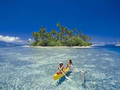 在南太平洋的海面上有一个神奇的岛屿——Bora Bora，这个法属波利尼西亚的美丽小岛仅有18英里（29公里）长，它的魅力与可爱如同它的名字“Bora Bora”，简单且纯粹，让人想不出有什么词汇可以代替。被烟波浩淼的南太…