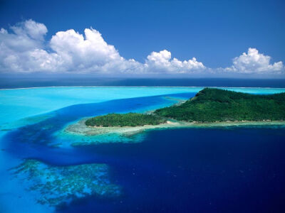这个法属波利尼西亚的美丽小岛仅有18英里（29公里）长，它的魅力与可爱如同它的名字“Bora Bora”，简单且纯粹，让人想不出有什么词汇可以代替。