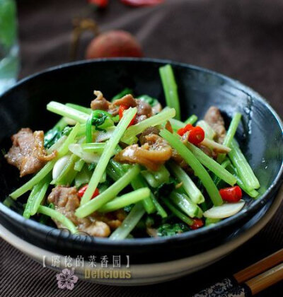 材料 水芹菜 葱丝 蒜片 盐 生抽 味精 鸭肉片 姜丝 小红椒 料酒 <br />干淀粉 <br />作法1.水芹菜洗净控干水分，鸭肉切片，葱姜蒜、小红椒备用；2.先将水芹菜切成小段，葱姜切成丝，大蒜切片，…