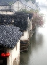 烟雨江南，撑一把油纸伞，你在桥上看风景，看风景的人在桥下看你。