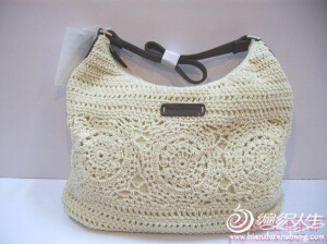 超淑女的包包，说明： 一、成品包尺寸：宽30CM，高30CM（底至包带环位置，底至包口21CM）  二、工具：钩针3.5   三、材料：白色空心线约6把。包带一根。  钩织方法    一.团花6个，单个直径约10CM。   
 <br />团花的图解   
 <br />第一行：钩8针辫子组成圆。   
 <br />第二行：钩3针辫子，15针长针。 
 <br />第三行：钩5针辫子，1针长针。2针辫子，1针长针，2针辫子，1针长针，共15次。