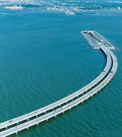 【世界上最酷的跨海大橋】連接丹麥瑞典的跨海大橋，一半在海面，一半在海面以下，為的是方便船只通行！