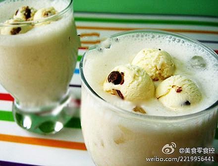 【DIY香蕉冰奶昔】材料：香蕉1根，牛奶1袋（250ml)，冰块若干、香草冰激淋1盒。做法：1、先将冰块装保鲜袋中，放进微波炉用高火加热20秒左右,然后砸成小块，放到搅拌机里打碎；；2、香蕉切小块，放入搅拌机，加入牛奶；再打30秒；3、装杯，用挖球器挖出三个香草冰激淋，放在上面即可