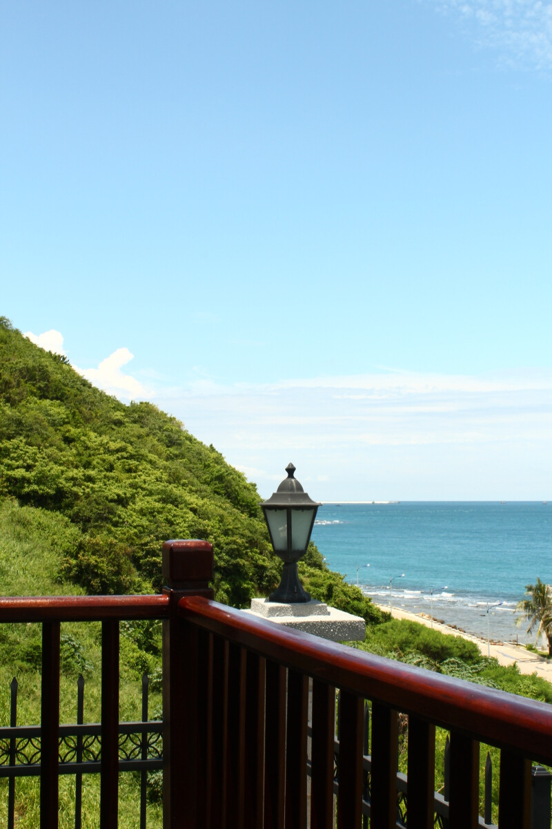 大东海三面环山，一面大海，一排排翠绿椰林环抱沙滩，蓝天、碧海、青山、绿椰、白沙滩独特之美博得海内外游客的赞叹