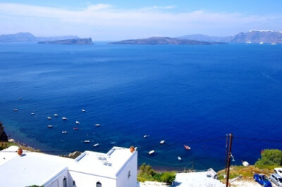 Santorini，一个蓝白色的梦，一场最壮丽的落日，一辈子无法忘记的绝美之地。——这里有世界上最美的落日，最壮阔的海景；天地间蓝与白的相知相间，蓝得彻底，白得耀眼。让艺术家惊叹，让摄影家痴迷，让旅人神魂颠倒…