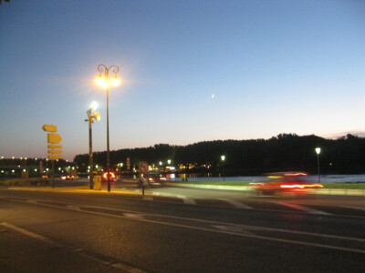 Avignon。小城的夜景。第一次在法国看到的月亮~