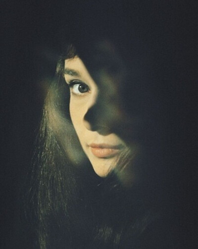 奥黛丽·赫本，黑暗中的一缕光。摄影师 Bob Willoughby 摄于1958年。