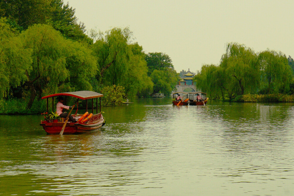 瘦西湖是自隋唐以来开辟的风景区，因湖面秀丽似西湖但形略显瘦而得名。这里巧妙运用造园艺术，使湖光山色与亭台楼阁彼此借景、相互映衬。沿湖有红桥、长堤春柳、小金山、五亭桥、白塔等景区。其中白塔是一座藏式佛塔，其式样与印度塔接近，在江南较少见。五亭桥造型独特，桥下 4 翼 15个桥洞彼此相通，桥心还有一亭曰“吹台”。