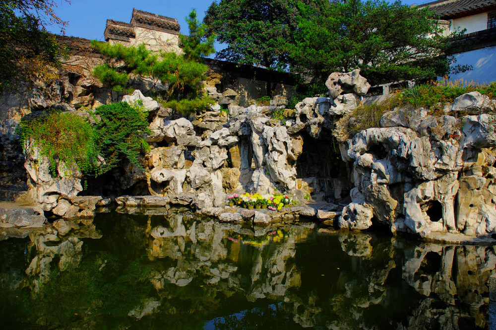 在扬州市区花园巷内，又称寄啸山庄，原系清乾隆时双槐园旧址，光绪年间为一何姓道台扩建，故名。是一座扬州清代晚期园林的代表作品，为庭院式建筑，结构紧凑，别具一格。园分东西两部分，之间有游廊相连接，主要建筑有花厅、船厅、蝴蝶厅、楼厅等，其中船厅廊西门额上“寄啸山庄”四字为当年原物。