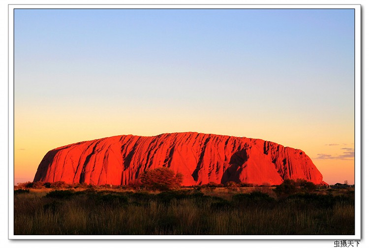 澳大利亚艾尔斯巨石（Ayers Rock）又名乌卢鲁巨石（Uluru Rock 属澳大利亚土著人语言），位于北领地，是世界上最大的整体岩石，俗称我们人类地球上的肚脐，号称世界七大奇景之一，距今已有4-6亿年历史，因此每年吸引着来自澳大利亚国内外约40万游客前去观赏。是世界自然和文化双遗产保护之地，在全球50大必去景点排名第七！