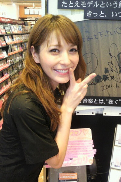 藤井莉娜 《ViVi》、《sweet》、《S Cawaii》混血麻豆，日本、美国血统。
