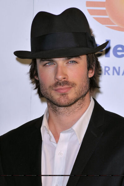 伊恩·萨默海尔德（Ian Joseph Somerhalder），美国男演员，最广为人知的经历是扮演美国广播公司悬疑类电视连续剧《迷失》的角色之一布恩·卡利斯尔（Boone Carlyle）。《吸血鬼日记》系列——达蒙·塞尔瓦托