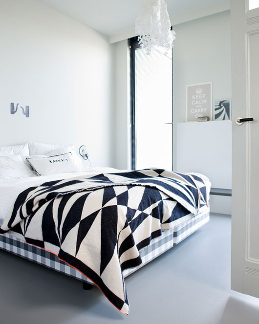 amazing black & white bedding, via vtwonen.