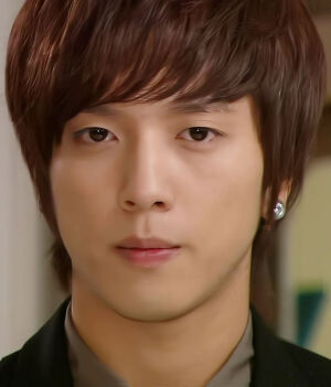 他是姜新禹，默默爱着高美男却只能眼睁睁看着她走入别人的怀抱