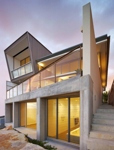 这所位于澳大利亚悉尼的 Queenscliff  别墅，由于设计师 Utz Sanby Architects 设计完成，这所别墅建立在悬崖边上，与美丽的大海为邻