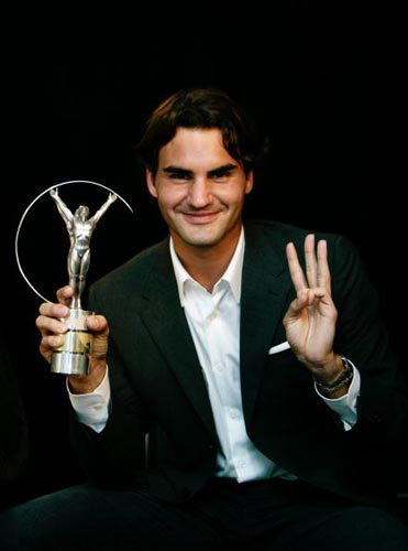 罗杰·费德勒 罗杰·费德勒（Roger Federer，1981年8月8日－），瑞士男子职业网球运动员（1998年转为职业）。以全面稳定的技术，态度冷静的处事方式，温文有礼的举止而闻名。费德勒拥有ATP排名历史上单打世界排名第一连续周数最长的纪录（237周，2004–2008年间）。众多评论家、现役与退役的选手认为费德勒为史上最伟大的选手之一。费德勒与纳达尔被誉为男子网球史上最伟大的一对对手，费德勒与纳达尔对战史创下无数精彩，同时亦产生许多神话纪录。“费神”、“费天王”、“奶牛”亦是他的昵称。现今世界排名第三（2012年5月21日）