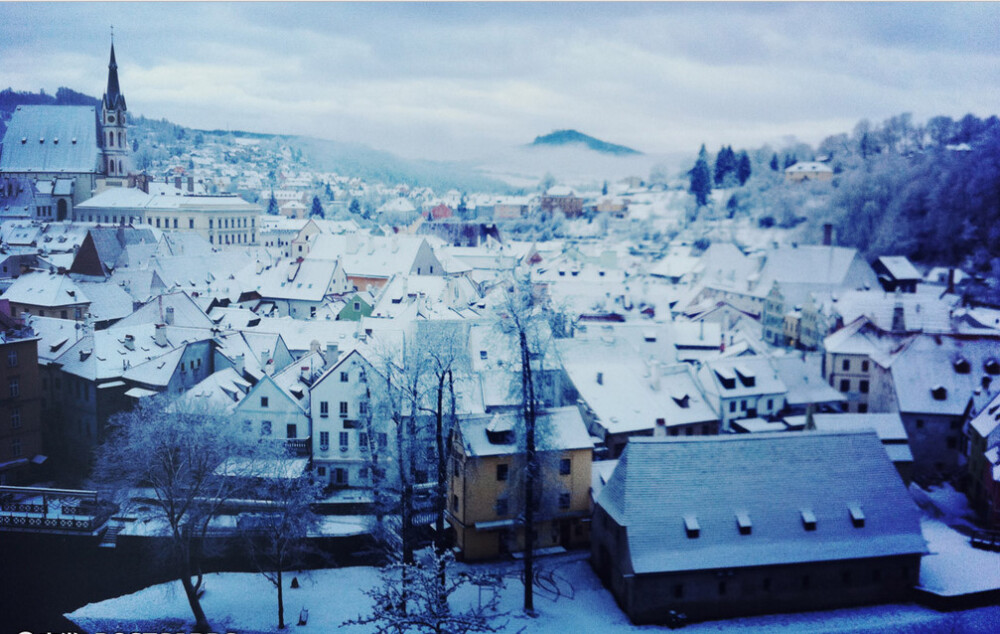 伏尔塔瓦河畔的捷克小镇克鲁姆洛夫（Cesky Krumlov）几乎保存着13世纪建造之初时的完美，是欧洲文艺复兴在小镇的极致体现。那天清晨，当我醒来看见窗外厚厚的雪，我知道我遭遇了一个冬天的童话。