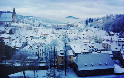 伏尔塔瓦河畔的捷克小镇克鲁姆洛夫（Cesky Krumlov）几乎保存着13世纪建造之初时的完美，是欧洲文艺复兴在小镇的极致体现。那天清晨，当我醒来看见窗外厚厚的雪，我知道我遭遇了一个冬天的童话。