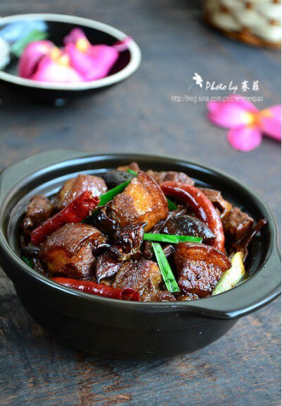 材料 五花肉 青蒜苗 大蒜 小茴香 红糖 花生油 盐 耗油 茶树菇 生姜 干辣椒 八角 黄酒 酱油 老抽 作法1.将茶树菇泡1小时后加盐充分清洗干净。2.将生姜切成厚片。3.起净锅，将锅烧干，以中火将五花…