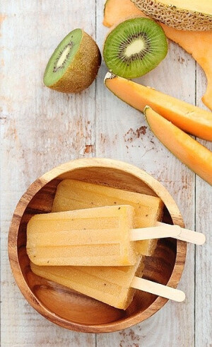 【哈密瓜冰棒】1. 將哈密瓜、奇異果放入果汁機中攪拌1到2分鐘至漿狀. 加入其他的材料充分攪拌.  　2. 倒入冰棒容器中. 放進冰箱大概兩個小時或開始凝固后放入冰棒棍. 繼續凍一晚. 開吃的時候很難弄出來的話把裝冰棒的容器放入熱水中兩三秒.