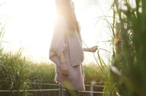 美的不是这个世界，而是承载这个世界的美丽的你的目光。 会起反作用是吧，明明是想保护，却伤害了；明明想要哭泣，却微笑着。 —          玖兰枢    《吸血鬼骑士》