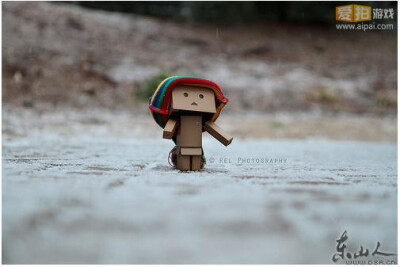 纸箱人阿愣属于治愈系玩具，阿愣出自日本治愈系漫画《四叶草》，它是由纸箱制作，并眼睛可以放光的，更可笑的是，他的能源竟然是硬币，可以当储钱罐。纸箱人阿愣的各个关节灵活自由，有圆圆的眼睛和三角形的嘴巴，时…