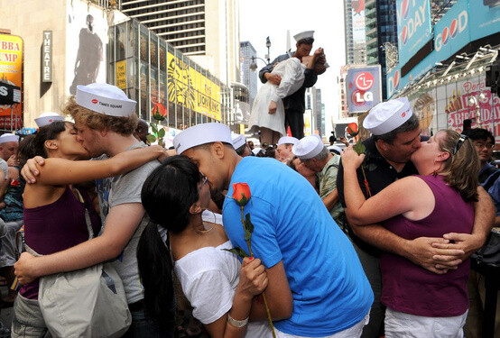 7月6日国际接吻日。又称世界接吻日（International Kissing Day）这个节日首先由英国人发起，二十年前得到联合国的批准。 接吻是一种古老而风行的示爱方式，也是一种甜蜜的享受。