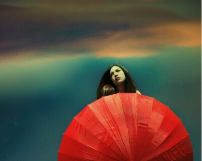 在最内在的精神生活中，我们每个人都是孤独的，爱并不能消除这种孤独，但正因为由己及人地领悟到了别人的孤独，我们内心才会对别人充满最诚挚的爱。——周国平《在黑暗中并肩行走》