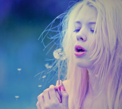 就是因为两个人不是一半一半的，所以结婚以后，双方的棱棱角角，彼此都用沙子耐心地磨着，希望在不久的将来，能够磨出一个式样来，如果真的有那么一天，两个人在很小的家里晃来晃去时，就不会撞痛了彼此。——三毛《…