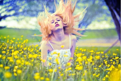 我的那朵玫瑰花，一个普通的过路人以为她和你们一样，可是，她单独一朵就比你们全体更重要，因为她是我浇灌的。——圣埃克苏佩里《小王子》