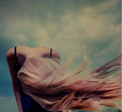 爱情和婚姻就像拾贝壳，不要捡最大、最漂亮的，要捡自己最喜欢、最适合的，并且，捡到了就不要再去海滩了。——《给朱丽叶的信》