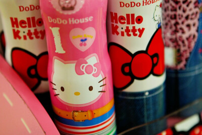 DoDo 多多小屋Hello Kitty卡哇伊止汗香氛喷雾 65ML。 宛如你珍藏的瑰丽珠宝 这支奇美的粉色小可爱喷雾将你装扮得彷如胭脂与鲜花的衬托之下 轻轻挥洒即可拥有浓浓女人味 如风拂去沉积的汗味 油烟味和其它体味 并且帮…