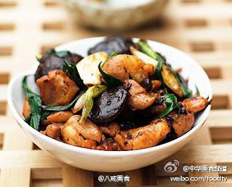 【豆豉花菇鸡】一餐饭吃什么样的菜式，无关食材的贵贱，得与需求相配，方才能吃出美妙来。#中华美食频道#烹饪方法： 1、锅内热油，加入豆豉、大蒜、姜炒香。2、加入鸡块和花菇翻炒至鸡块变色。3、加入适量蚝油。 4、加入一点点盐，翻炒匀匀。 5、出锅前加入青蒜，翻匀即可。