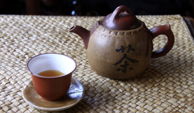 舌底朝朝茶味，眼前处处诗题。