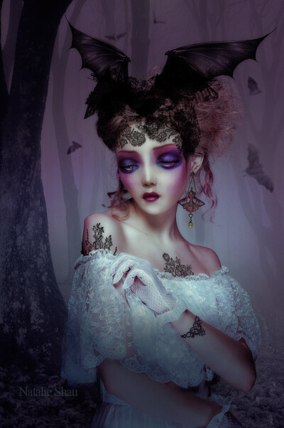 Natalie Shau 所设计，很精细的平面设计，人物刻画 表情都很微妙