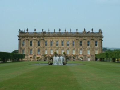 Chatsworth House位于英国中部Peak District国家公园中心，距谢菲尔德仅30分钟车程。这里过去是公爵宅邸，算是非常有历史价值的遗产。除了宅邸本身之外，它还拥有很大的花园。另外，这个家族的家徽是一只雕工精致的…