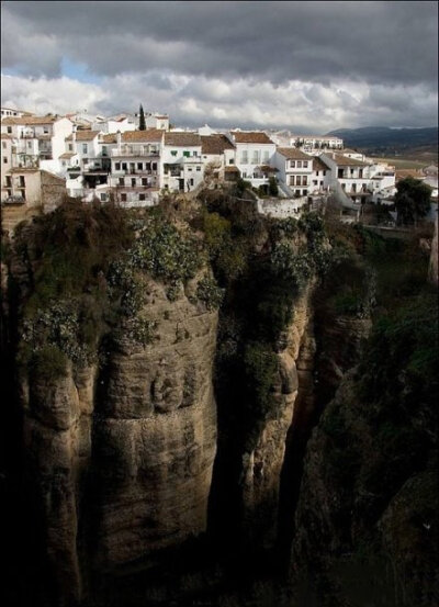 西班牙隆达，建在悬崖边的小镇.