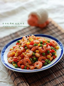 材料 虾仁 豌豆粒 胡萝卜 盐 玉米粒 火腿 橄榄油 作法 1.全部食材洗净，胡萝卜切成丁; 2.锅中倒油将虾仁煸熟盛出，速度要快以免虾仁炒老; 3.留底油将胡萝卜翻炒半熟，下入玉米粒和豌豆粒翻炒至熟，将虾仁倒入锅中加入少许盐炒熟即可。