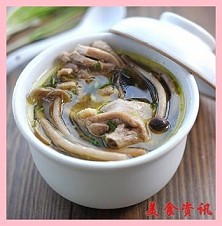 【茶树菇补气血鸡汤】鸡翅一盒，当归，黄芪，党参，枸杞各１０克，茶树菇一把，姜两片。１、冷锅凉水放入鸡翅，大火烧开，撇去上面的沫沫。２、转小火（但要保持水沸腾），放入所有材料，撇去油沫，至肉烂脱骨，撇去…