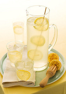 【蜂蜜柠檬水】方法：1、准备适量蜂蜜；2、用手动或电动榨汁机将柠檬汁挤出；如果没有条件，可以柠檬去皮切成小丁；3、将柠檬汁（或者小丁）等分倒入蜂蜜瓶中，充分搅拌，并放入冰箱中保鲜！每天清晨起床空腹喝一杯…