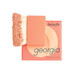 Georgia - Poudre Compacte Pêche de Benefit sur Sephora.fr Parfumerie en ligne - Benefit Cosmetics