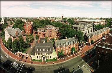 哈佛学院,1636年由马萨诸塞州殖民地立法机关立案成立,是一所位于美国马萨诸塞州波士顿剑桥城的私立大学,同时是常春藤盟校成员之一.该机构在1639年3月13日以一名毕业于英格兰剑桥大学的牧师约翰·哈佛之名,命名为哈佛…