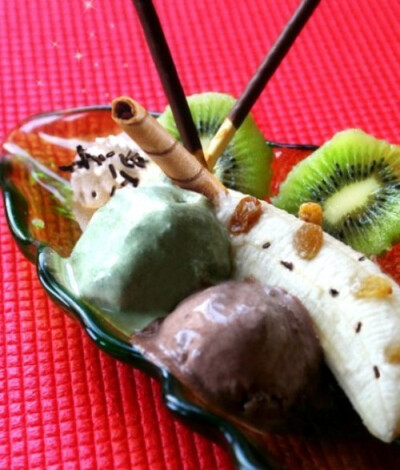 1.先将淡奶油倒入碗中用搅拌器进行搅拌 打发到粘稠后，再把炼乳，白糖，鸡蛋黄（绿茶冰欺凌可不放蛋黄），牛奶和绿茶粉（可可粉）2勺左右 一起倒进继续打发2分钟，分别装进不同的碗中，盖好保鲜纸，冷冻1小时挖球…