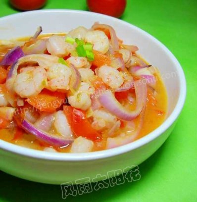 材料 速冻虾仁 番茄 糖 盐 淀粉 洋葱 油 作法 1.速冻虾仁去泥线后洗净控水，然后加点儿淀粉拌匀，炒锅放油，油温热时把虾仁下锅翻炒几下盛出； 2.油锅余油翻炒番茄丁，边炒边用勺子挤压，至番茄汁出来； <br />3.然后把洋葱片放进去炒几下后把刚才盛出的虾仁放进去翻炒； <br />4.然后加少许糖，盐即可出锅。