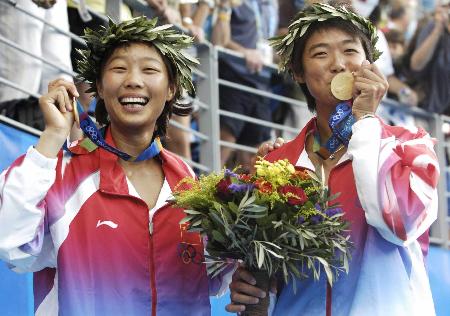 北京时间8月22日晚，第28届奥运会网球女双金牌争夺战在奥林匹克网球中心球场展开，中国网球选手李婷/孙甜甜6-3/6-3痛击西班牙名将帕斯奎尔/马丁内兹，以一场让国人意想不到的精彩胜利拿到了奥运会女双比赛的金牌。