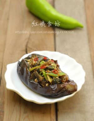 清水洗净。带皮蒸根放屉上蒸。取两勺芝麻酱，加入适量香油，将芝麻酱泻开。加入1勺辣椒油，可使味道更加的浓郁醇香，不喜欢吃辣的可不放。加适量盐进行调味。将芝麻酱充分拌匀。青椒与皮蛋切小块，蒜切末；倒入刚才搅拌好的麻酱汁内。将麻将汁与配料充分搅拌均匀，使茄子好吃的秘制调料就做好了（搅拌好会觉得调料干干的，不需要加水进行稀释，茄子含水分较多，调料与茄子混合后，加上茄子中水分的调和，口感是最好的）。调制好秘制调料，茄子也蒸好了，看着茄子表皮蔫吧，塌陷，就蒸好了。把茄子从中间划开，不要把底部划破。把茄子里面的水倒掉就行了。用勺子将拌好的调料放入茄子芯内，即可上桌享用。