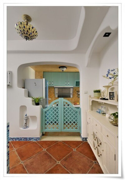 造型别致的厨房设计，很特别的门，适合摆放绿植和盆栽,开放式厨房,绿植,盆栽,厨房,餐厅