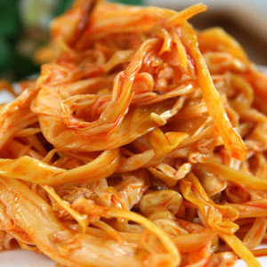 金大州泡椒金针菇。小巧细腻，嫩脆可口。滑滑的细嫩口感加上香辣的调料，停不下口。