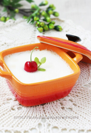 1. 将牛奶倒入锅中，煮5分钟左右  2. 牛奶晾凉，去掉奶皮，将米酒汁，加入到牛奶里面，搅拌均匀  3. 倒入烤碗中，放入烤箱，150度烤30分钟左右  4. 取出放凉后，再放入冰箱，冷藏2-3小时即可