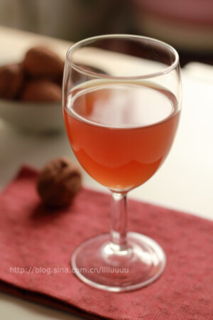 石榴一颗一颗剥出来，剥干净，别沾到水  2. 把石榴和冰糖，放入密封罐，倒入清酒  3. 密封起来就好了。每隔几天拿出来晃晃  4. 石榴的颜色会慢慢融到酒里，同时冰糖会慢慢融化。等冰糖全部融化以后，就放入冰箱保存，还是可以每隔几天就拿出来晃晃  5. 原则上酒体颜色变粉红之后，就可以开始喝了。放得越久越好喝，但清酒度数低，易坏，还是尽快喝完吧。我也不知道到底可以放多久